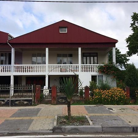 Natia Guest House Кобулети Екстериор снимка